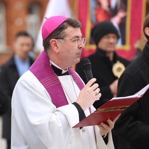 Uvodi biskupa Šaška u molitvu na postajama Korizmene procesije ulicama Zagreba